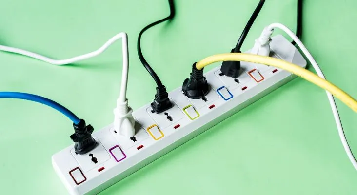 10 Merk Stop Kontak Terbaik untuk Kualitas & Keamanan