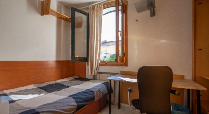 cara menata kamar kos sempit