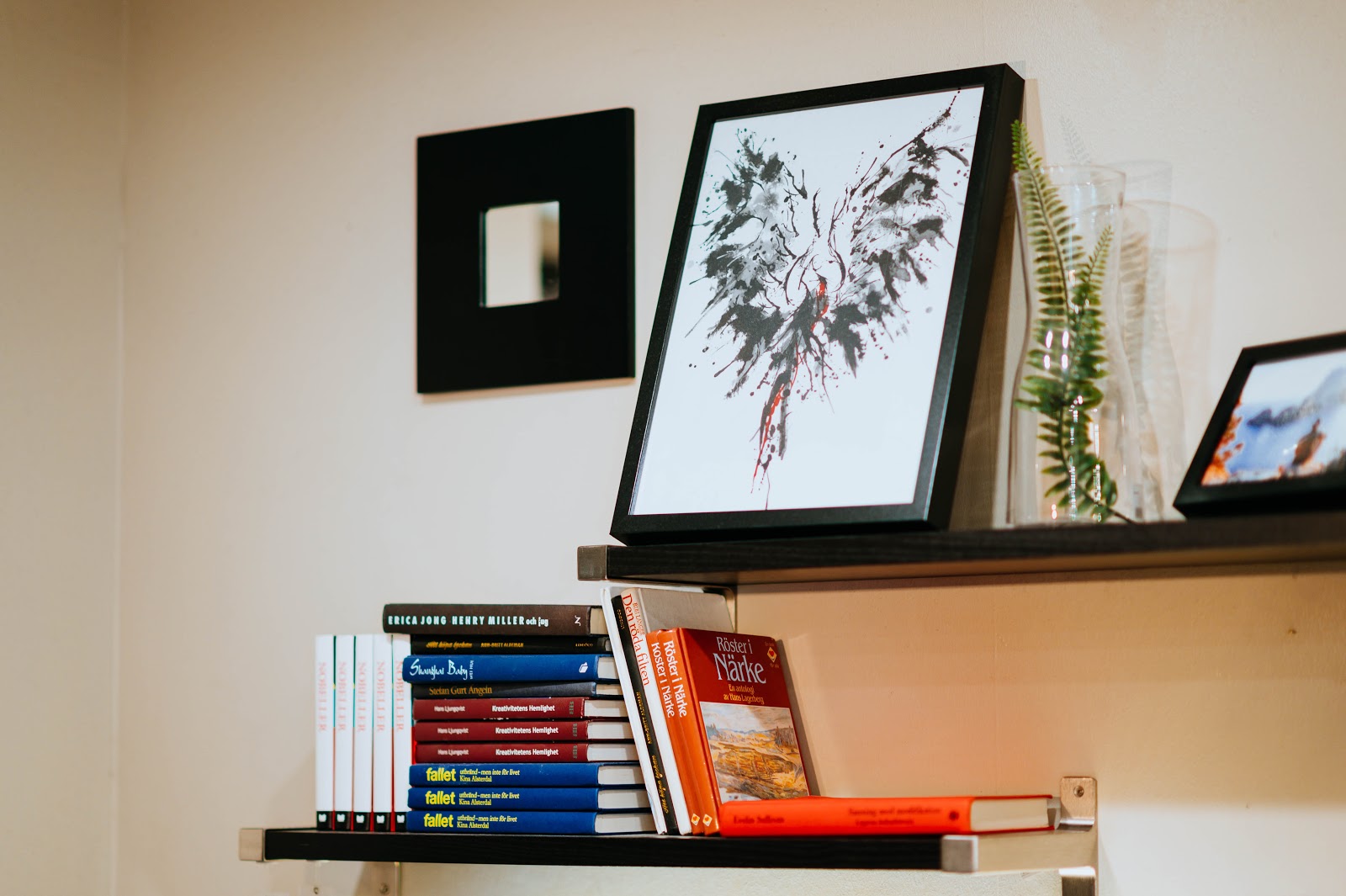 cara memasang rak dinding tempel